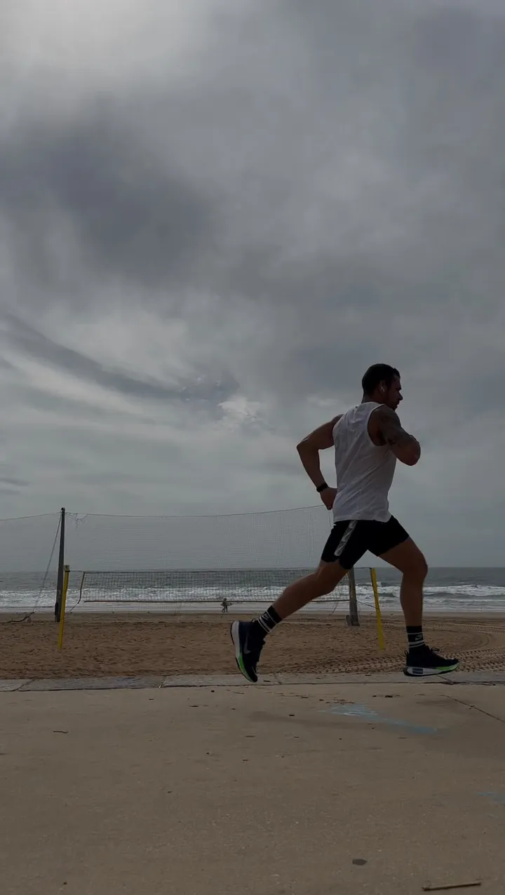 O Rui a correr no passeio junto à praia