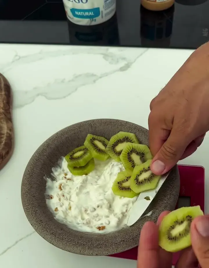 Uma taça de lanche proteico com kiwi
