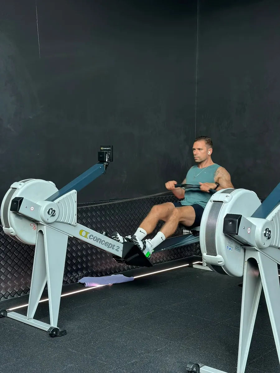 O Rui a treinar no remo, no ginásio
