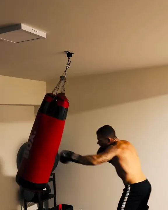 O Rui a treinar boxe no saco, sozinho, no ginásio de casa